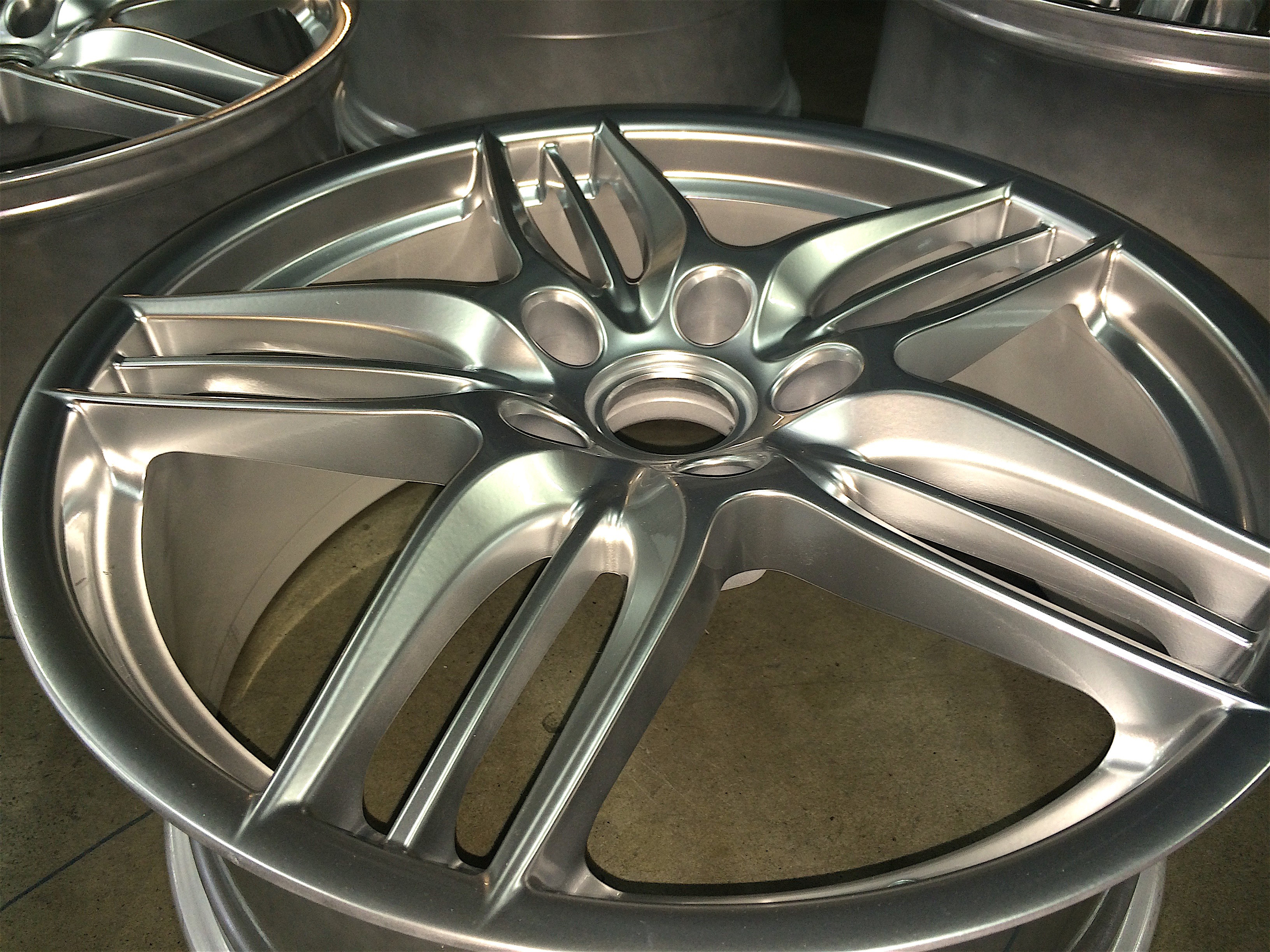 Verniciatura cerchi AUDI Brimetal chiaro - Dettaglio 2
